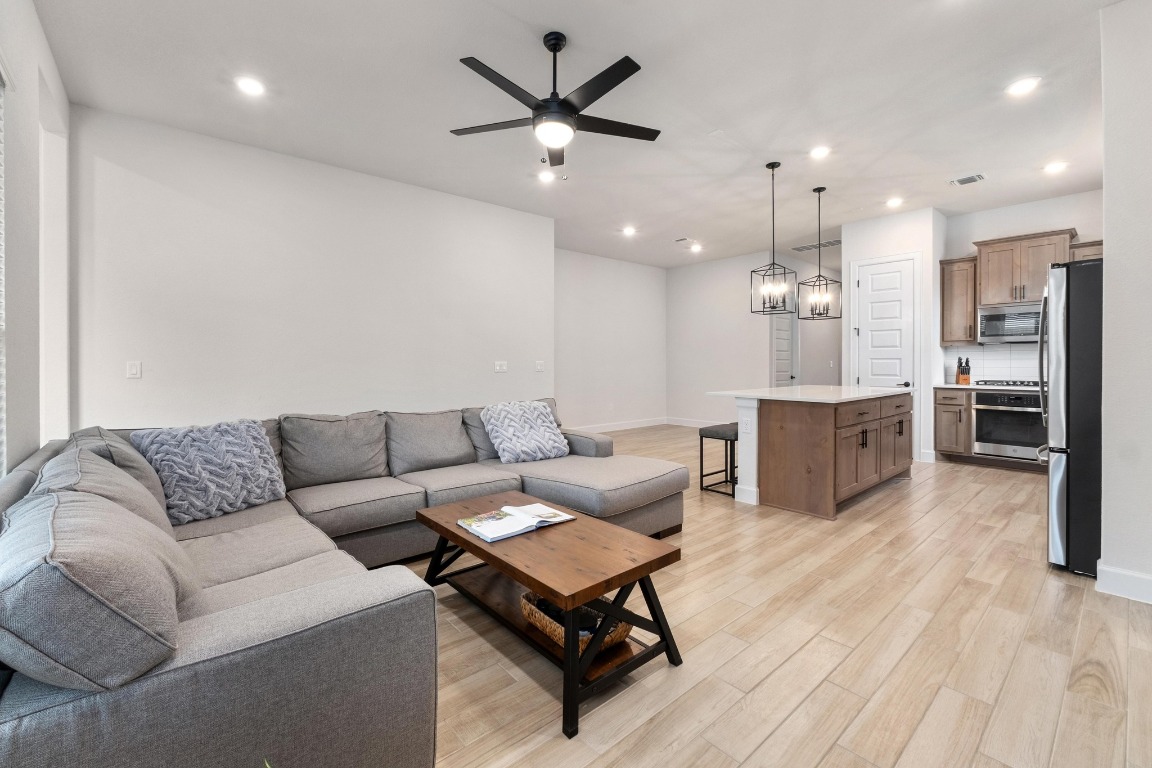 4513 Sea Salt Drive Austin, TX 78747 - Photo 5 of 31 a living room with furniture and kitchen view