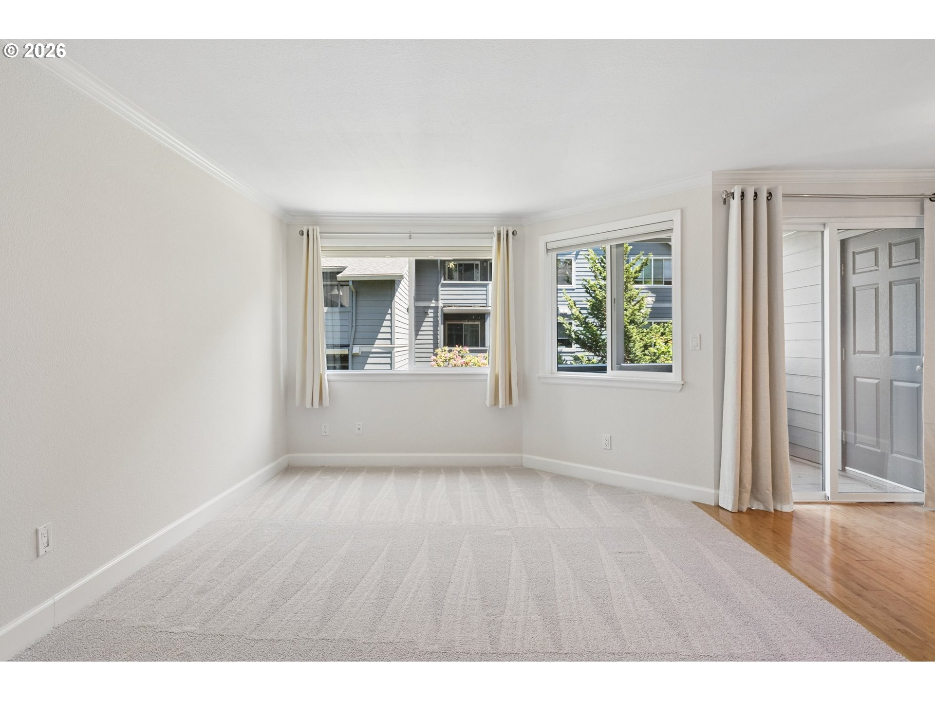 7937 Southwest 40th Avenue, Unit I Portland, OR 97219 - Photo 7 of 48 Living Room