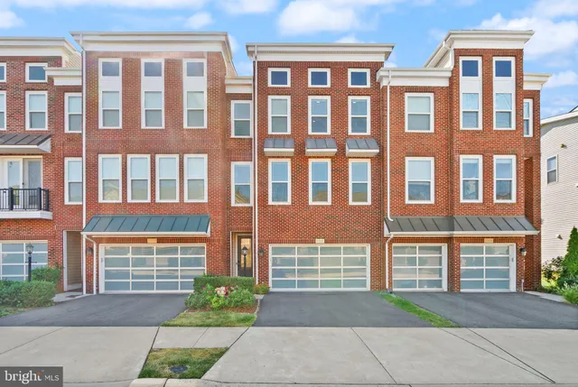 $3,900 | 23491 Epperson Square, Brambleton, VA 20148