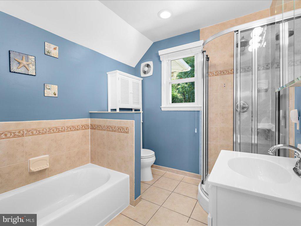 704 Roxboro Road Rockville, MD 20850 - Photo 16 of 43 Main Level Full Bathroom with Shower & Soaking Tub