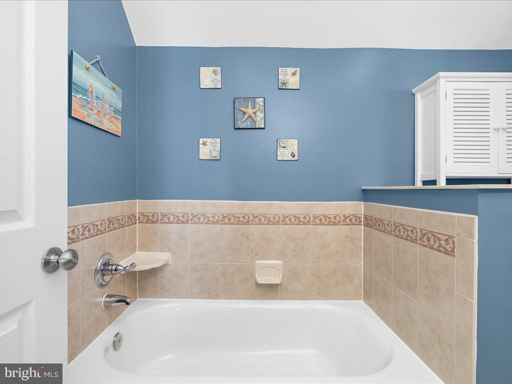 704 Roxboro Road Rockville, MD 20850 - Photo 18 of 43 Soaking Tub in Main Level Bathroom