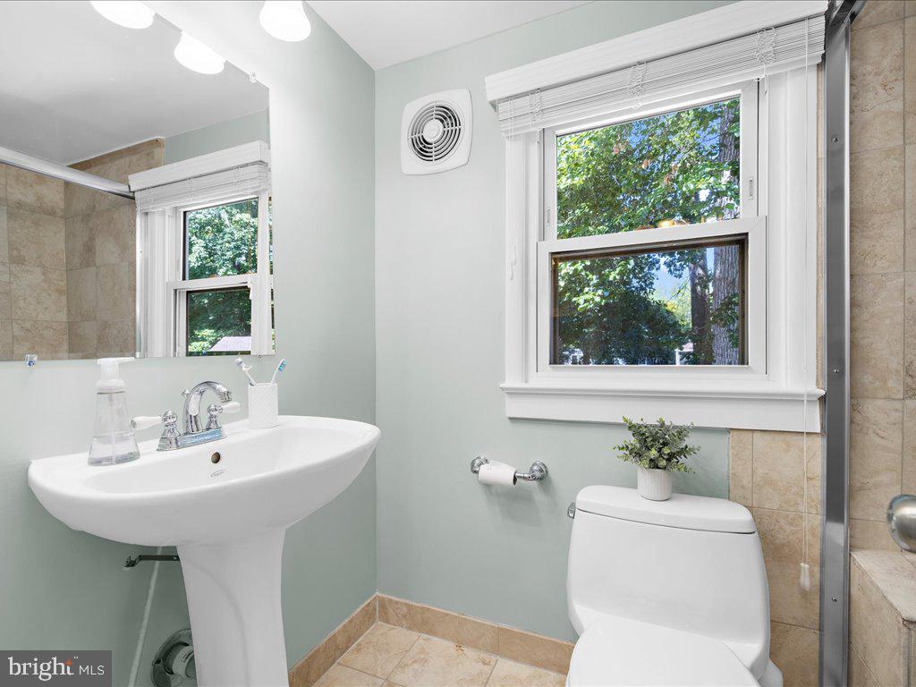 704 Roxboro Road Rockville, MD 20850 - Photo 23 of 43 Upper Level Full Bathroom