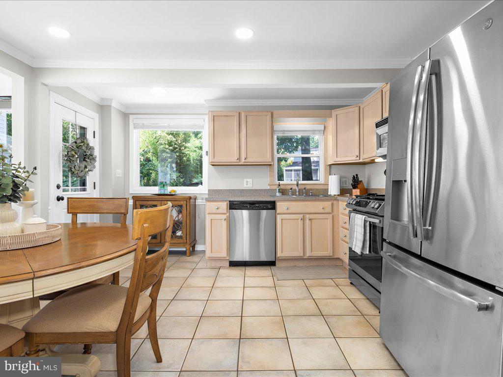 704 Roxboro Road Rockville, MD 20850 - Photo 6 of 43 Spacious eat-in Kitchen