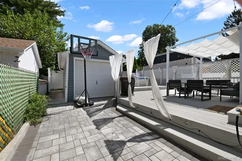 a view of a house with backyard