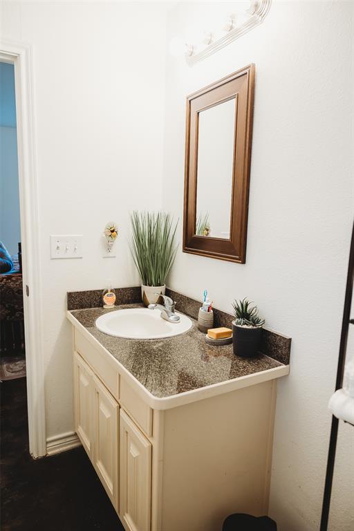 6078 East Line Road Whitewright, TX 75491 - Photo 8 of 32 Bathroom with vanity