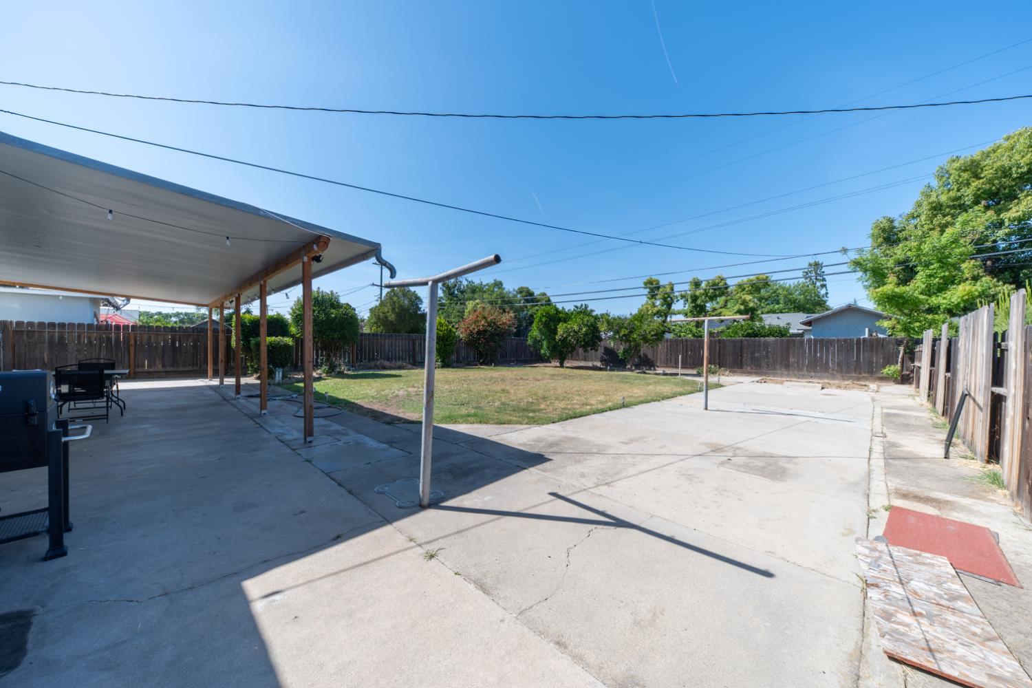 1004 West Pontiac Way Fresno, CA 93705 - Photo 29 of 34 a view of a backyard