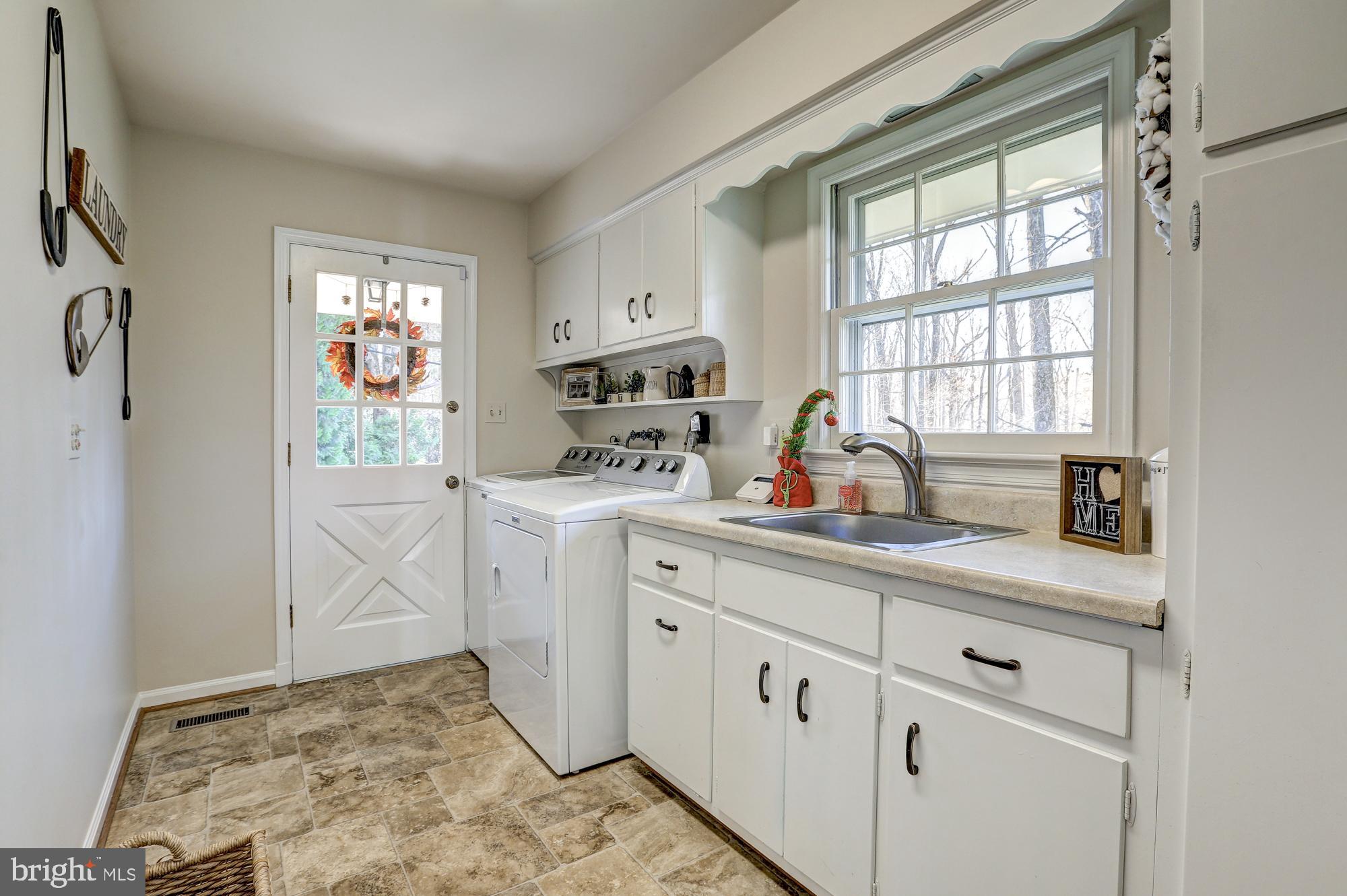 17943 Pond Road Ashton, MD 20861 - Photo 27 of 77 Laundry/Mudroom/Garage access