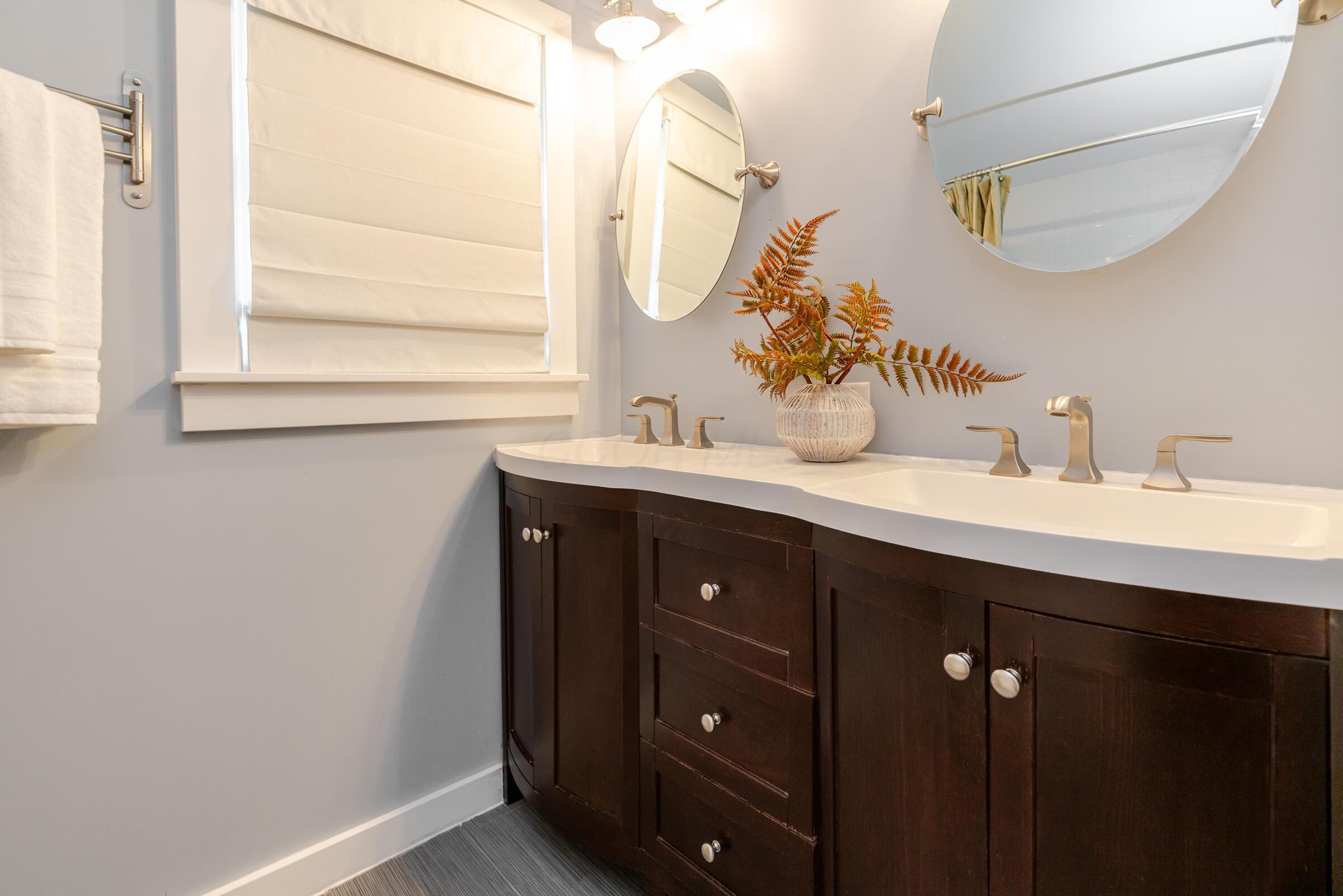 98 North Chesterfield Road Columbus, OH 43209 - Photo 22 of 36 First floor Bathroom