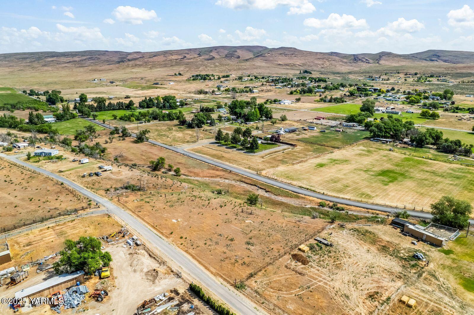 1335 Gibson Road Selah, WA 98942 - Photo 2 of 11 a view of an ocean and beach