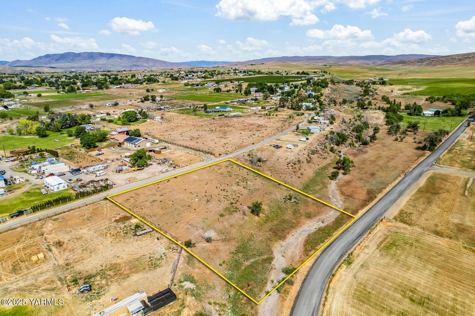1335 Gibson Road Selah, WA 98942 - Photo 4 of 11 a view of a city