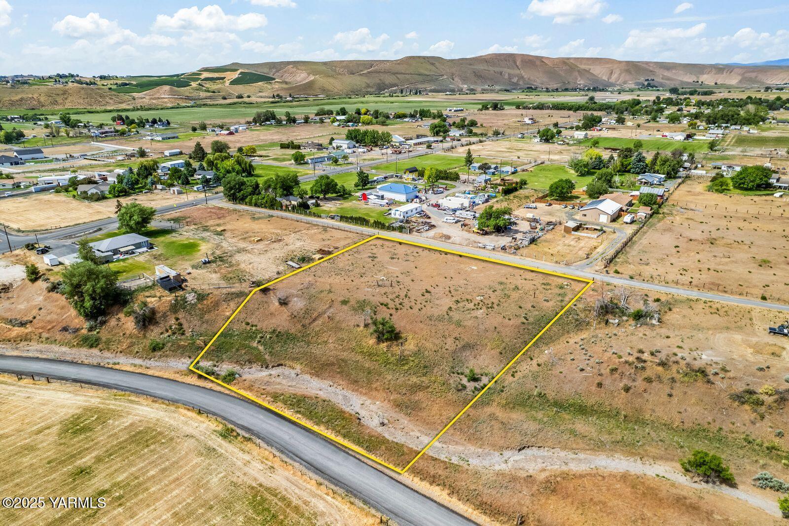 1335 Gibson Road Selah, WA 98942 - Photo 6 of 11 a view of a lake from a city