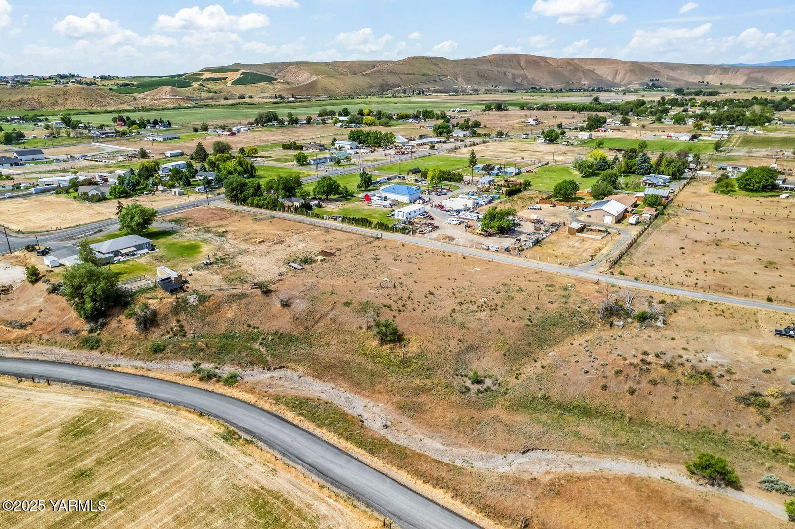 1335 Gibson Road Selah, WA 98942 - Photo 7 of 11 a view of a city with an ocean beach