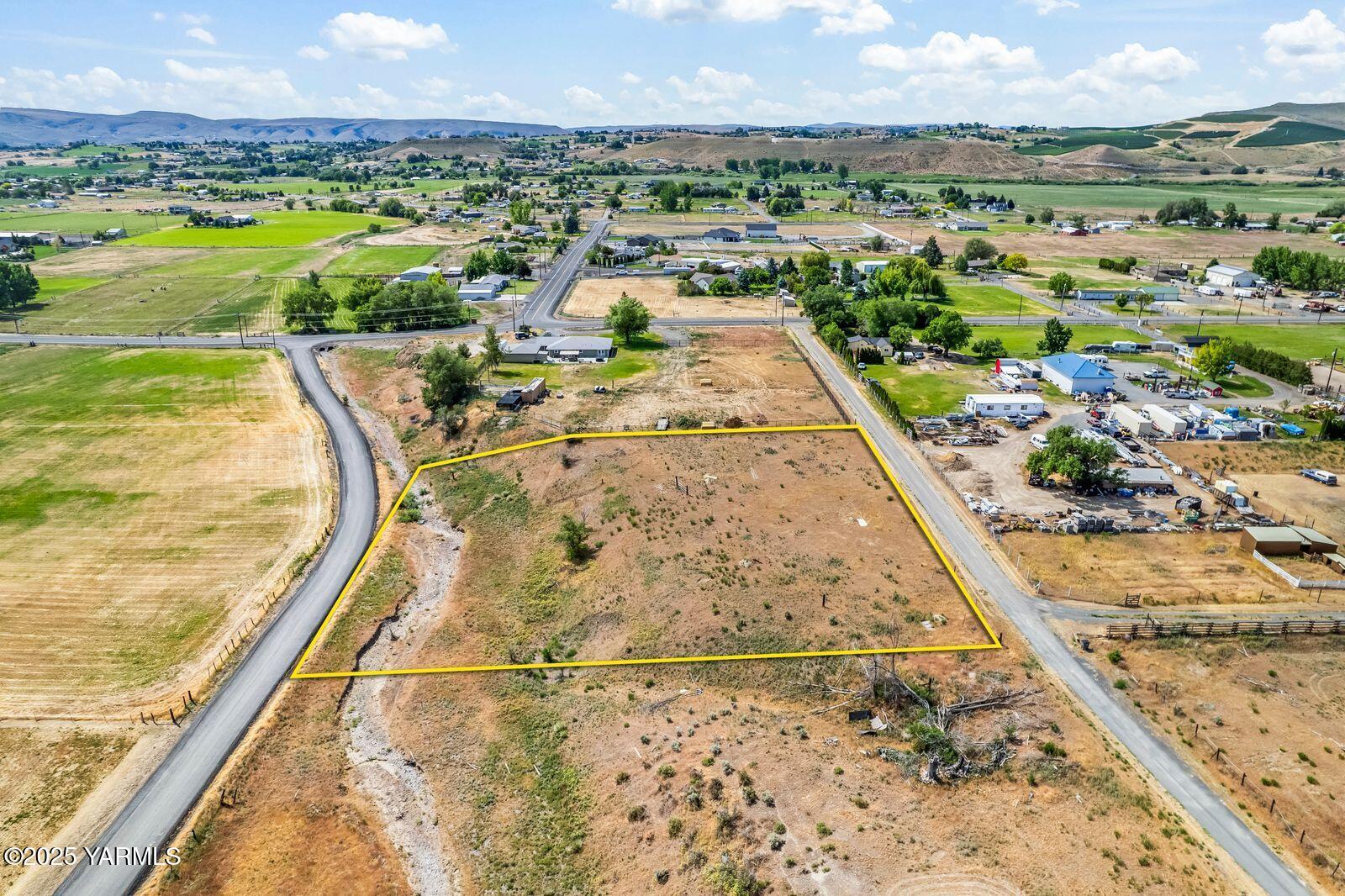 1335 Gibson Road Selah, WA 98942 - Photo 8 of 11 a view of a city