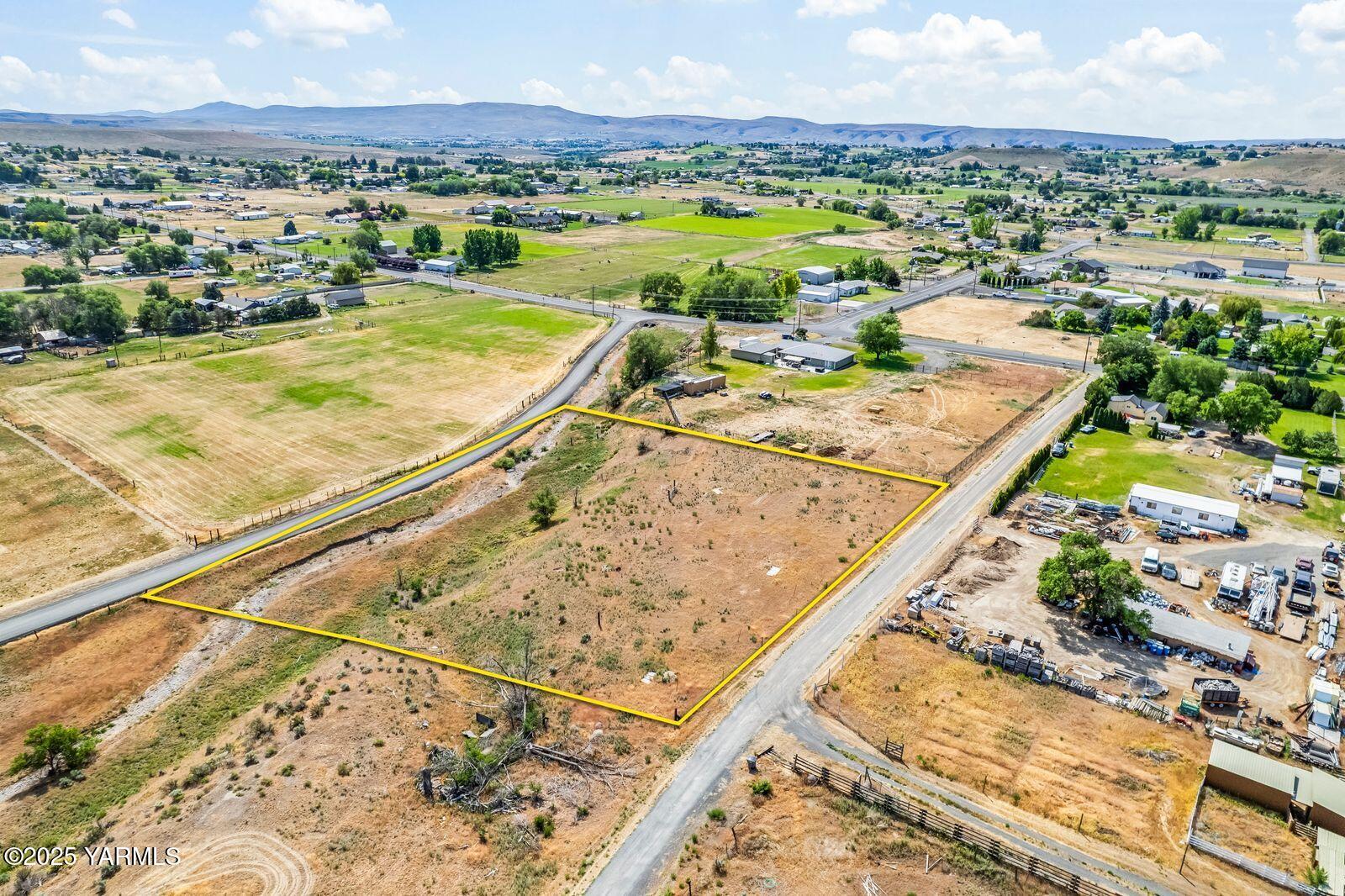 1335 Gibson Road Selah, WA 98942 - Photo 10 of 11 a view of a city