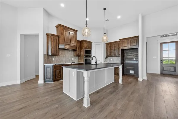 $580,000 | 517 Longhorn Lane, Springtown, TX 76082