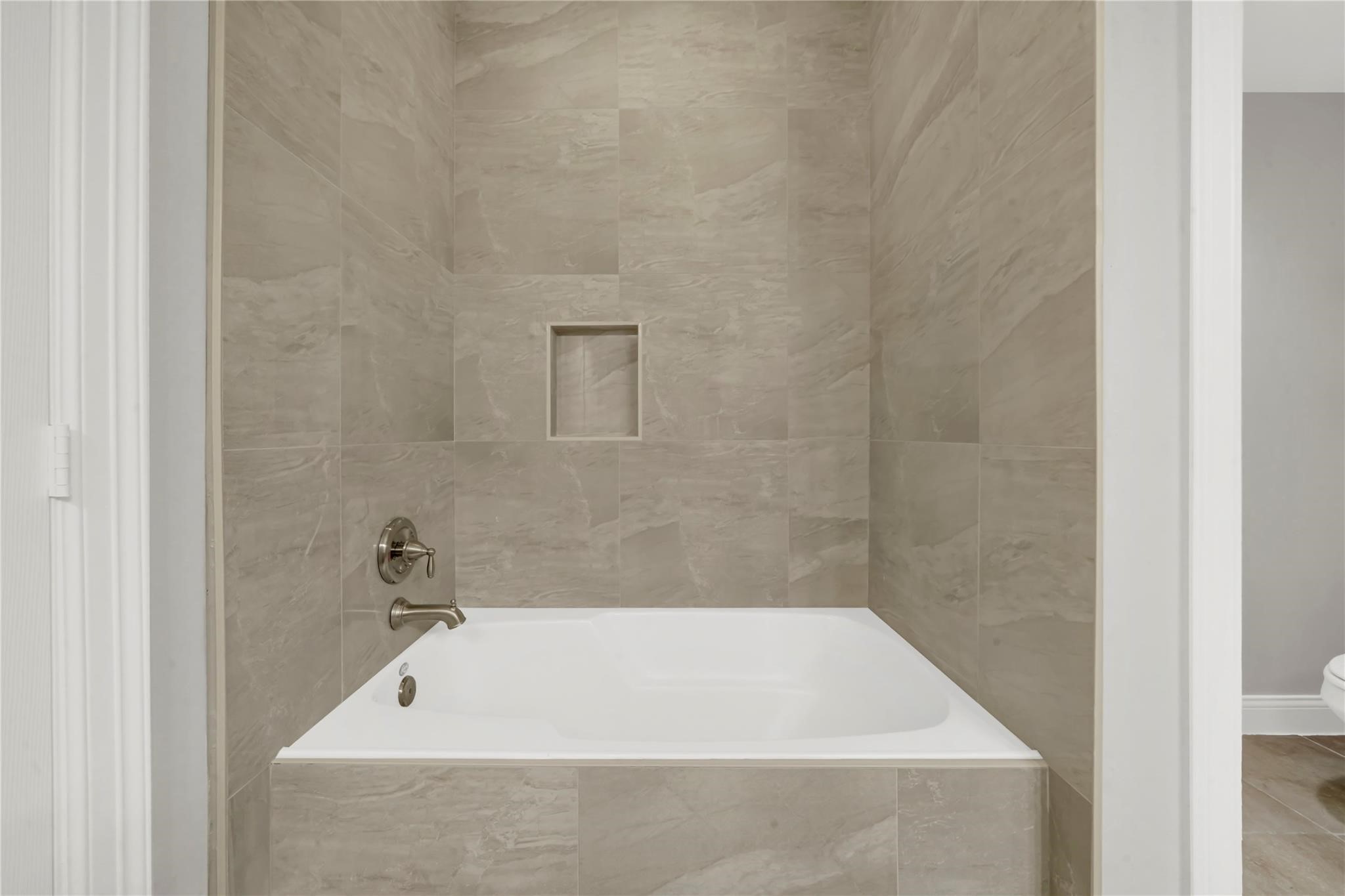 2609 Riverside Drive, Unit C Houston, TX 77004 - Photo 22 of 32 a bathroom with a tub