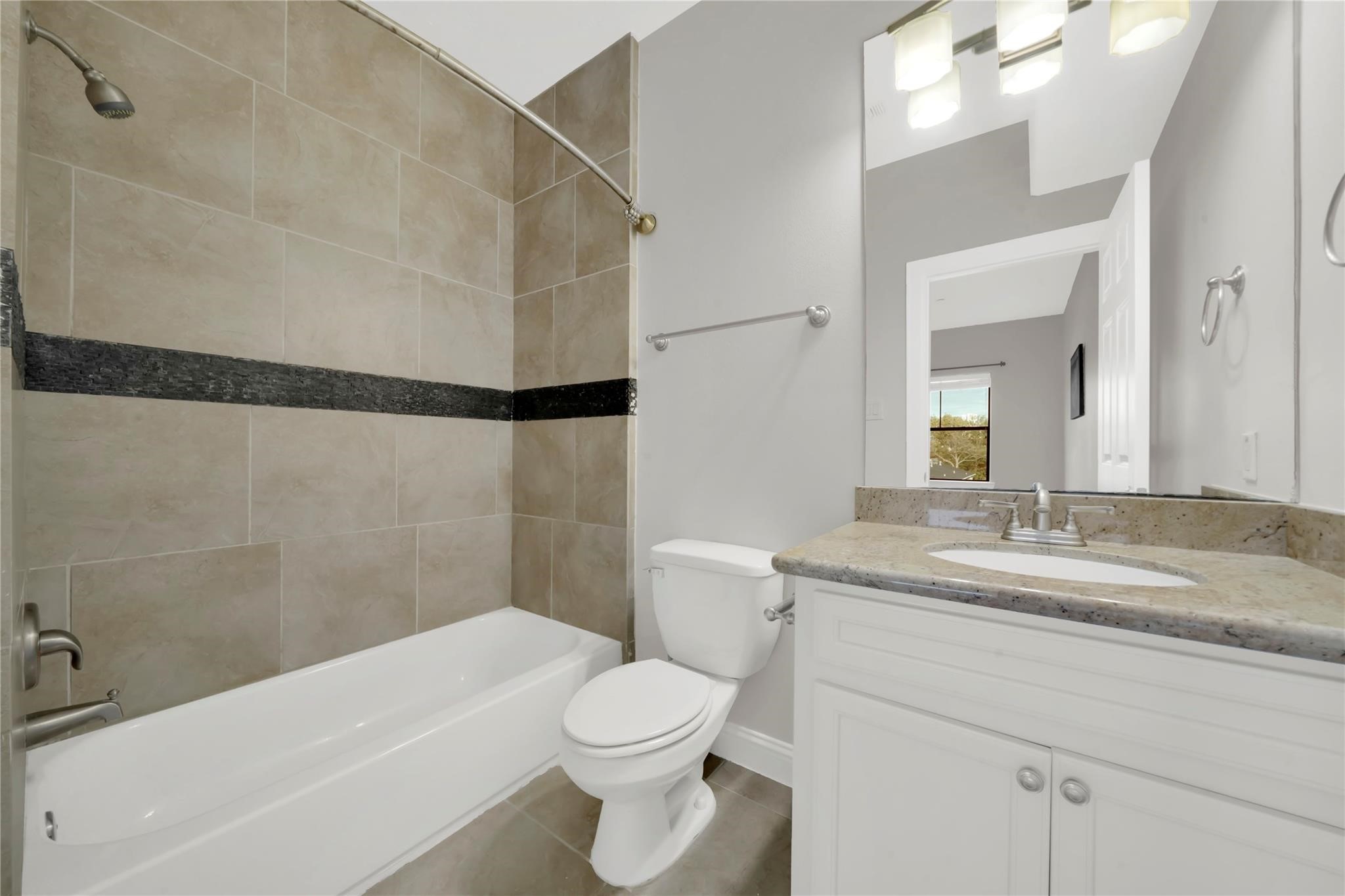 2609 Riverside Drive, Unit C Houston, TX 77004 - Photo 24 of 32 a bathroom with a sink a toilet and a bathtub