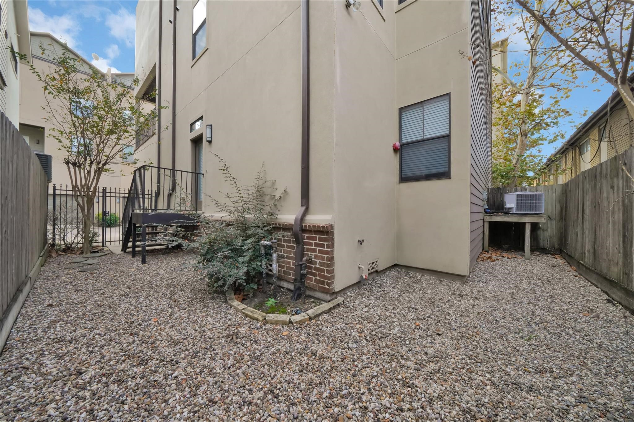 2609 Riverside Drive, Unit C Houston, TX 77004 - Photo 31 of 32 a view of a house with a backyard