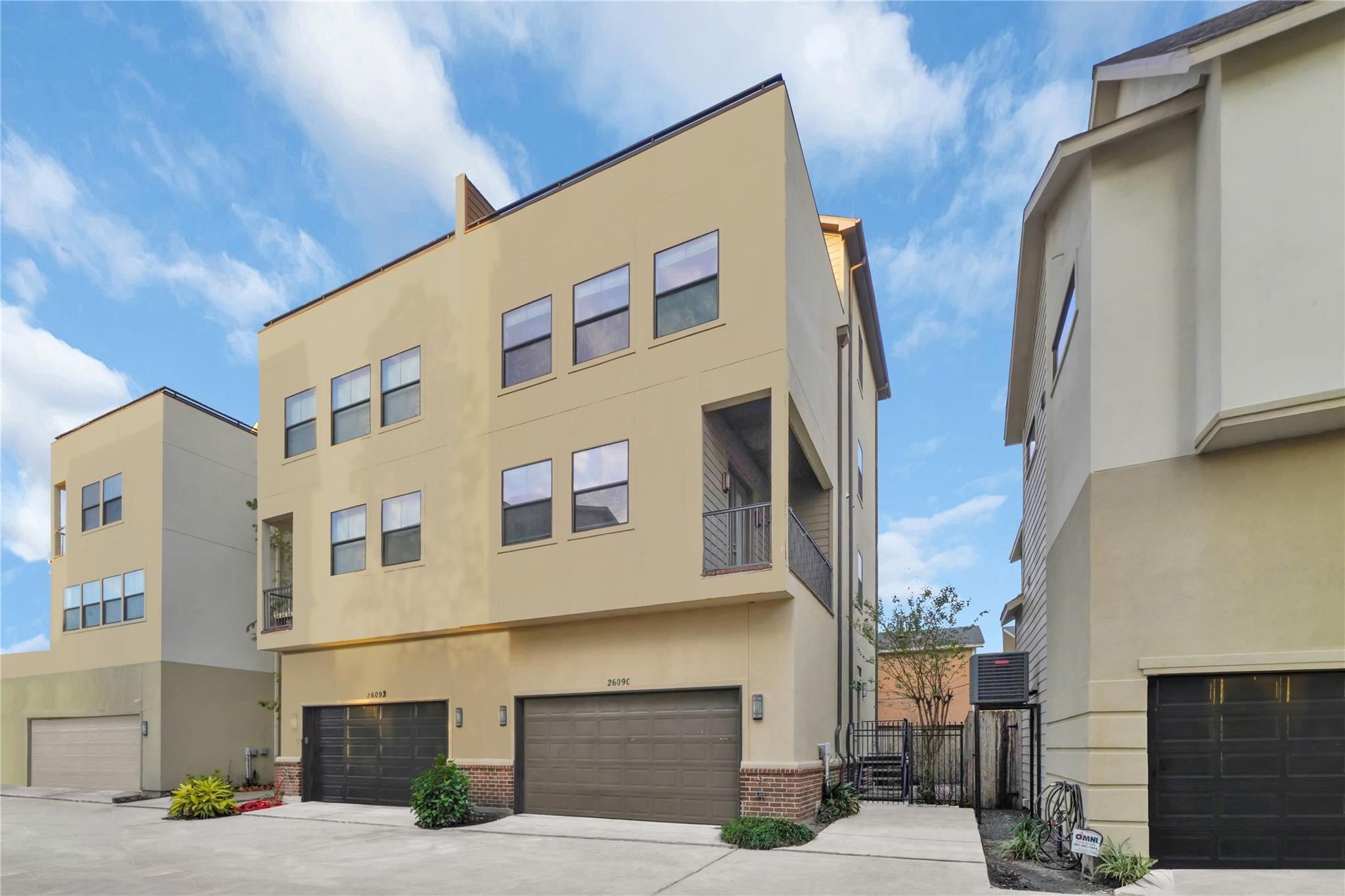 2609 Riverside Drive, Unit C Houston, TX 77004 - Photo 32 of 32 a front view of a multi story building