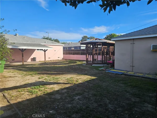 a view of a house with backyard