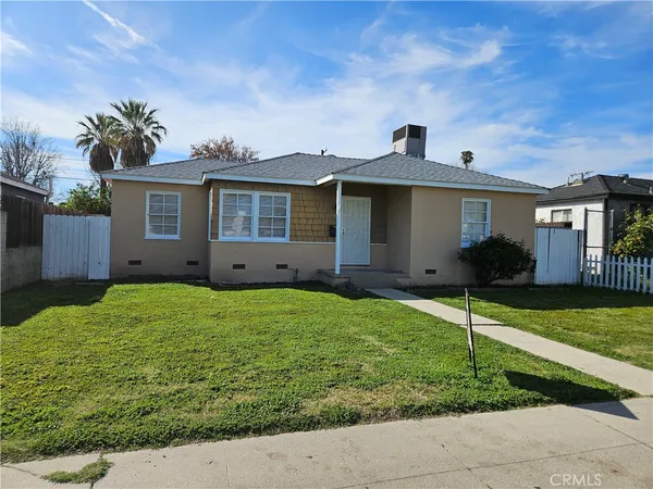 a view of a house with yard and plants