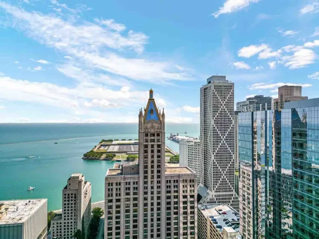 $5,950 | 680 North Lake Shore Drive, Unit 1105, Chicago, IL 60611