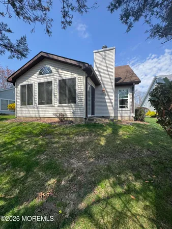 a view of a house with backyard and garden