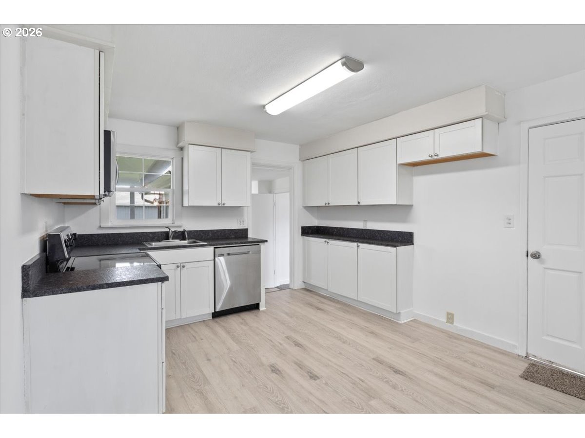 704 Southwest 16th Avenue Albany, OR 97321 - Photo 12 of 35