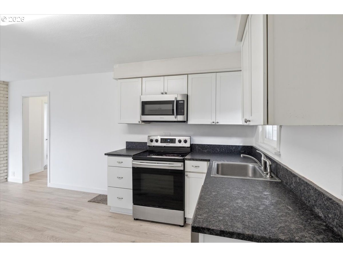 704 Southwest 16th Avenue Albany, OR 97321 - Photo 15 of 35