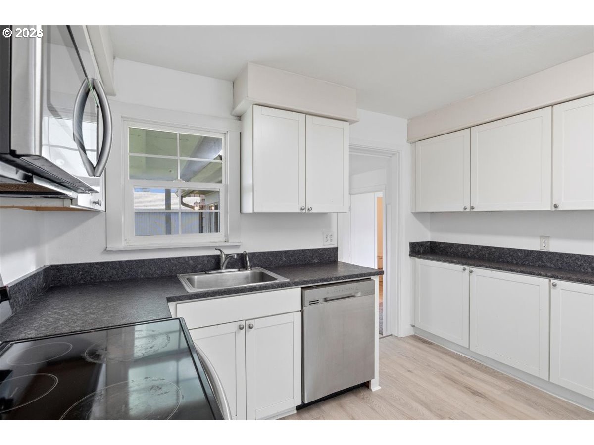 704 Southwest 16th Avenue Albany, OR 97321 - Photo 16 of 35