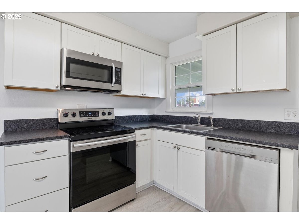 704 Southwest 16th Avenue Albany, OR 97321 - Photo 17 of 35