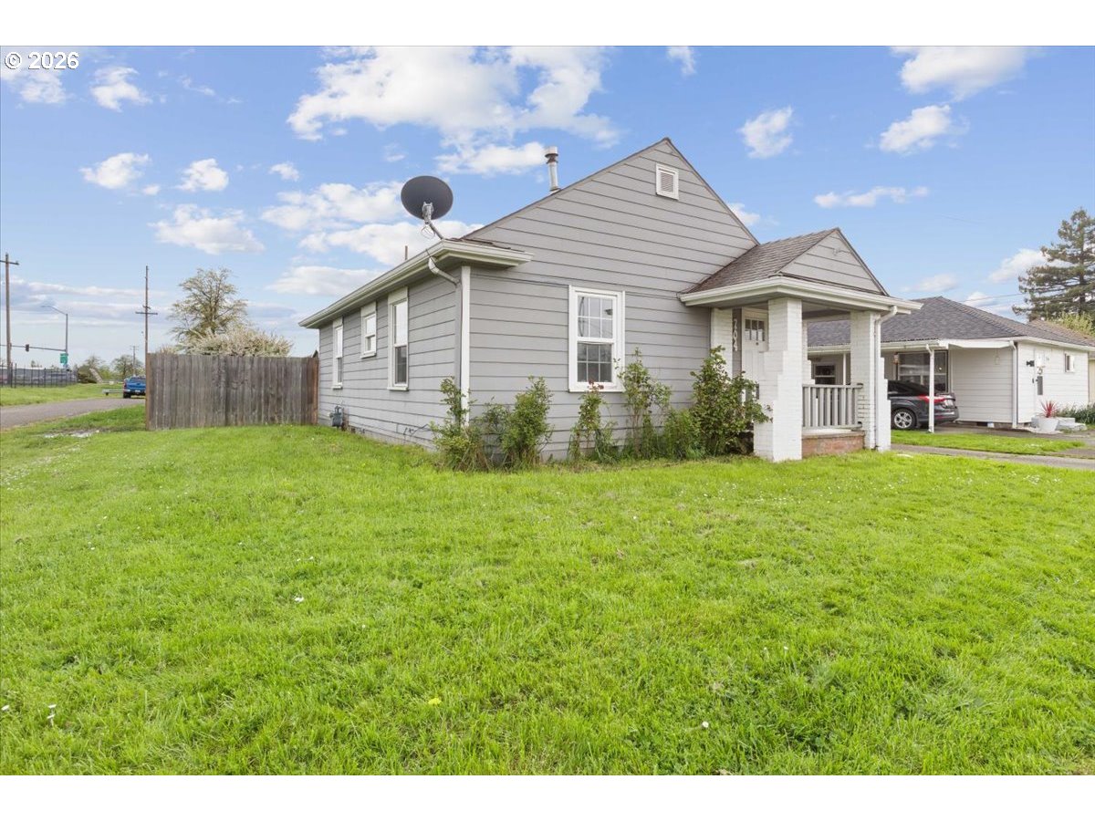 704 Southwest 16th Avenue Albany, OR 97321 - Photo 3 of 35