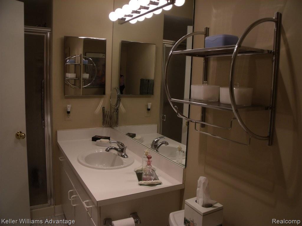 29633 Pine Ridge Circle, Unit 27 Farmington, MI 48331 - Photo 13 of 13 MASTER BATH 2