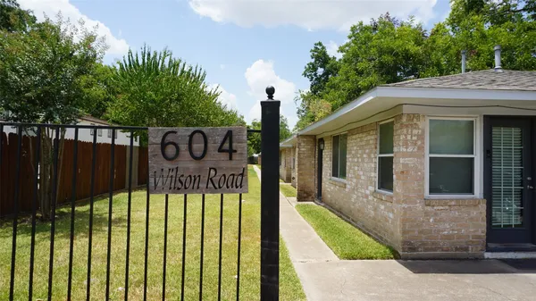 $1,250 | 604 Wilson Road, Unit 5, Humble, TX 77338