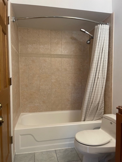 1302 Inverrary Lane, Unit 1302 Deerfield, IL 60015 - Photo 3 of 20 a bathroom with a toilet and a bathtub