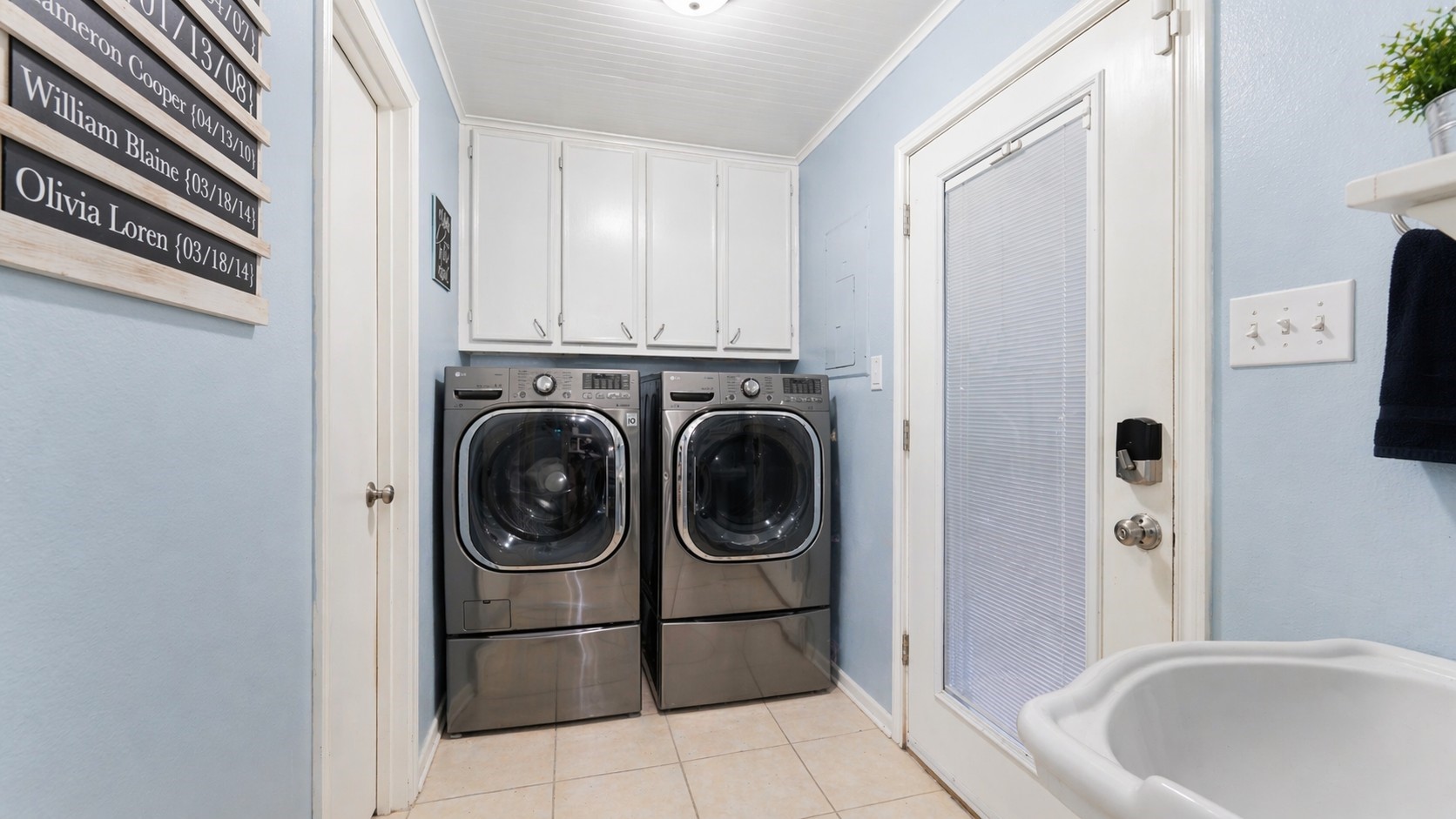 1645 9th Street Hempstead, TX 77445 - Photo 16 of 18 a utility room with dryer and washer