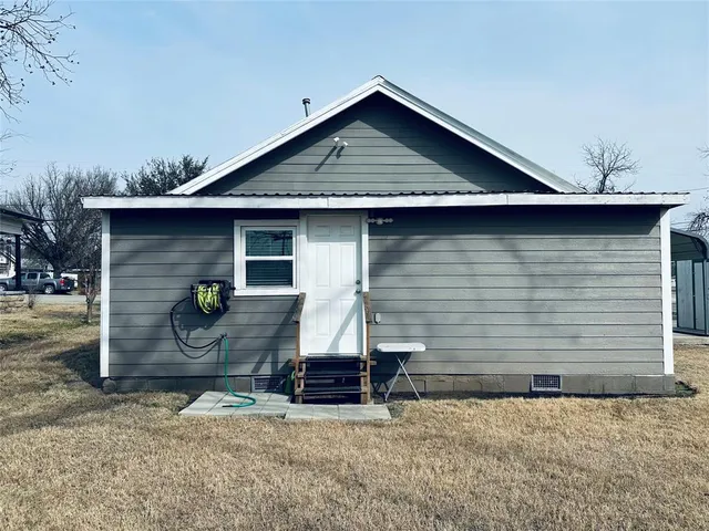 $149,000 | 506 West Grand Avenue, Comanche, TX 76442