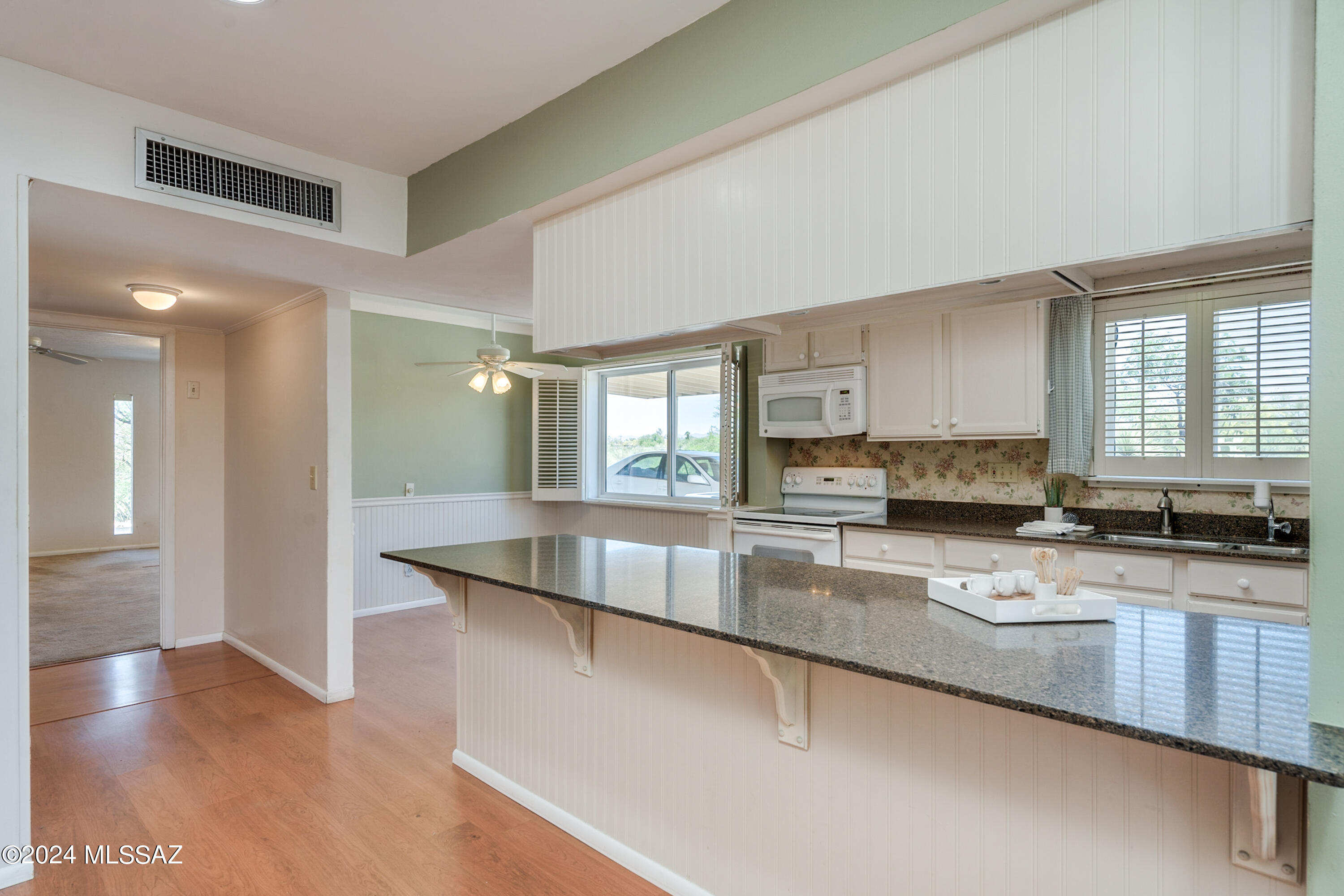 6622 North Montebella Road Tucson, AZ 85704 - Photo 10 of 45 Kitchen bar area