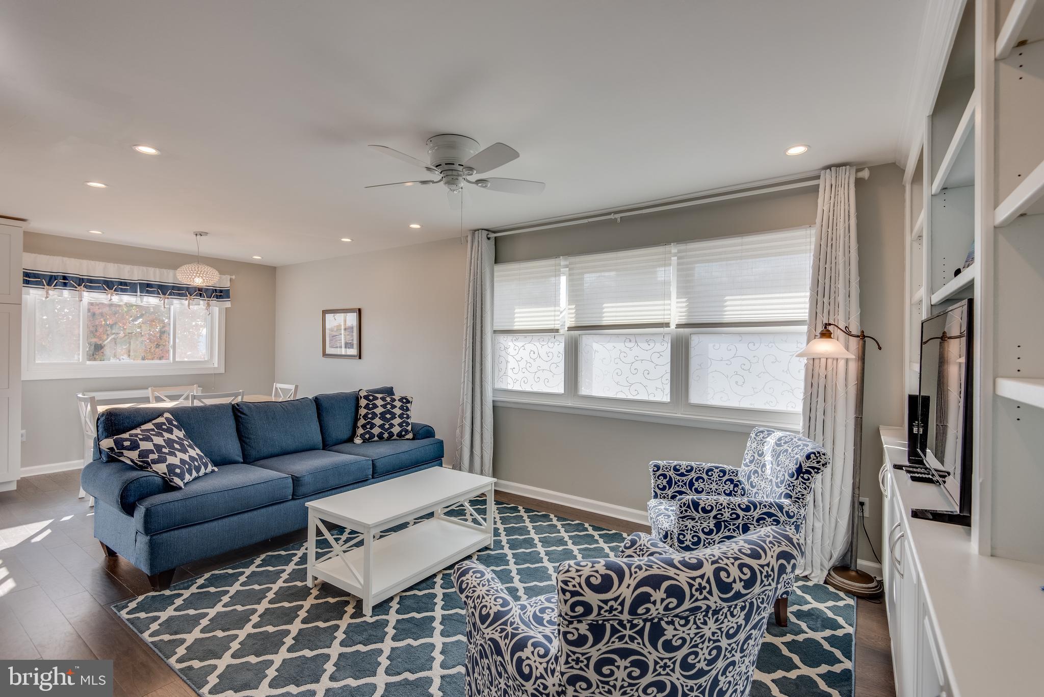 218 Atlanta Road Pasadena, MD 21122 - Photo 7 of 48 Upper level living and dining combo