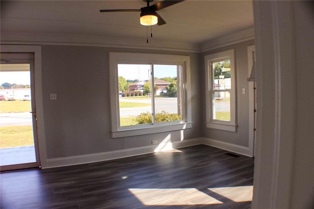300 Betsy Street Iva, SC 29655 - Photo 5 of 46 Living Room