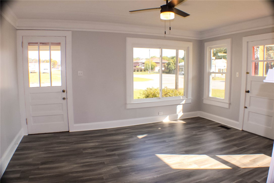 300 Betsy Street Iva, SC 29655 - Photo 6 of 46 Living Room