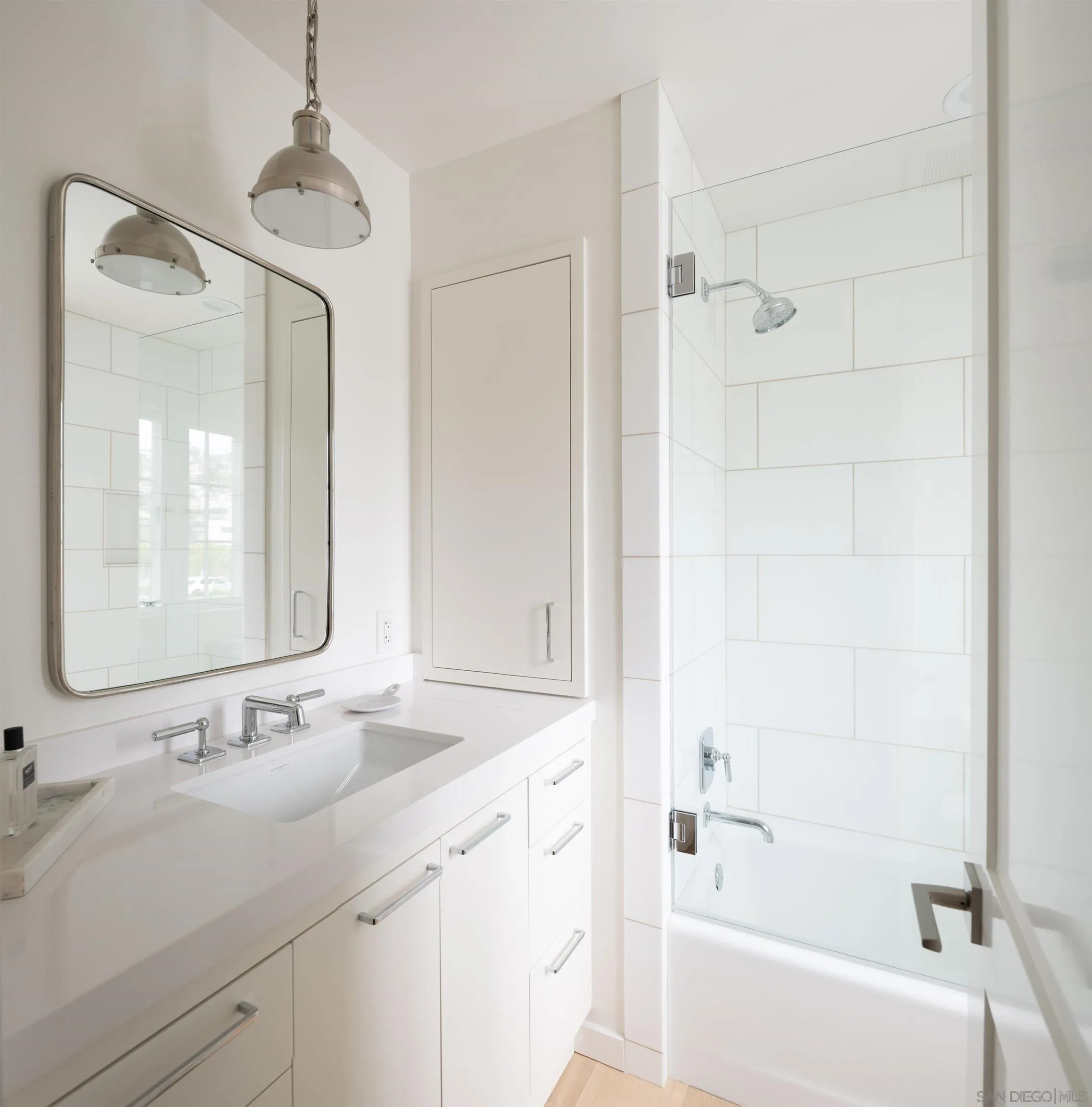 236 24th Street Del Mar, CA 92014 - Photo 27 of 34 a bathroom with a bathtub and a sink