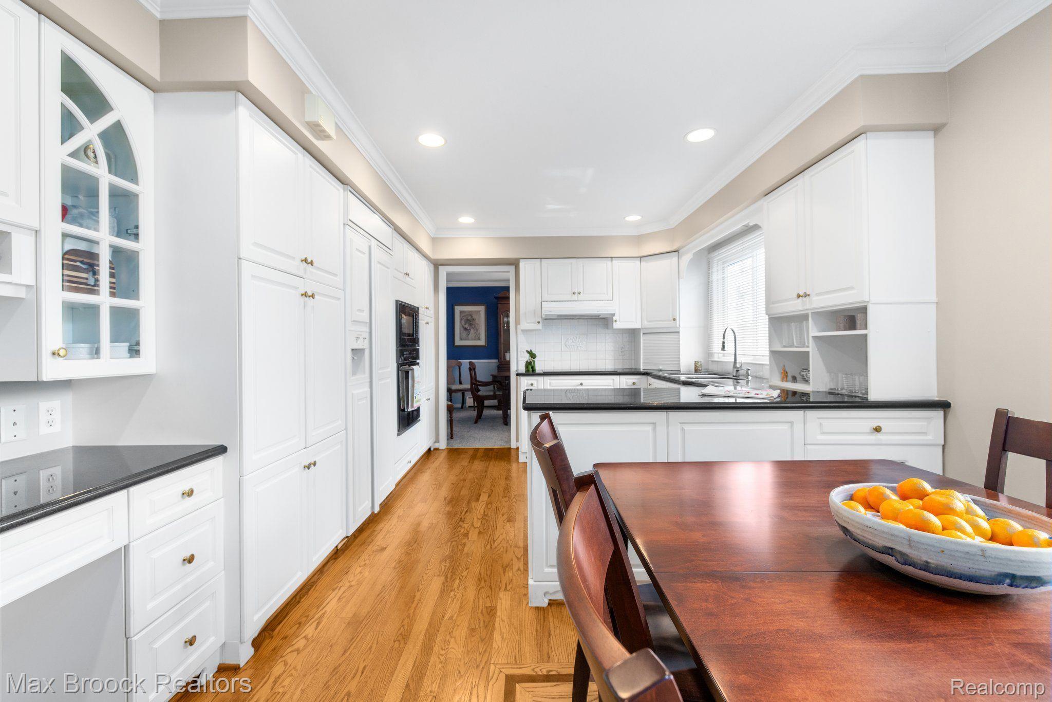 19921 Waltham Road Franklin, MI 48025 - Photo 8 of 39 Eat in kitchen, freshly painted