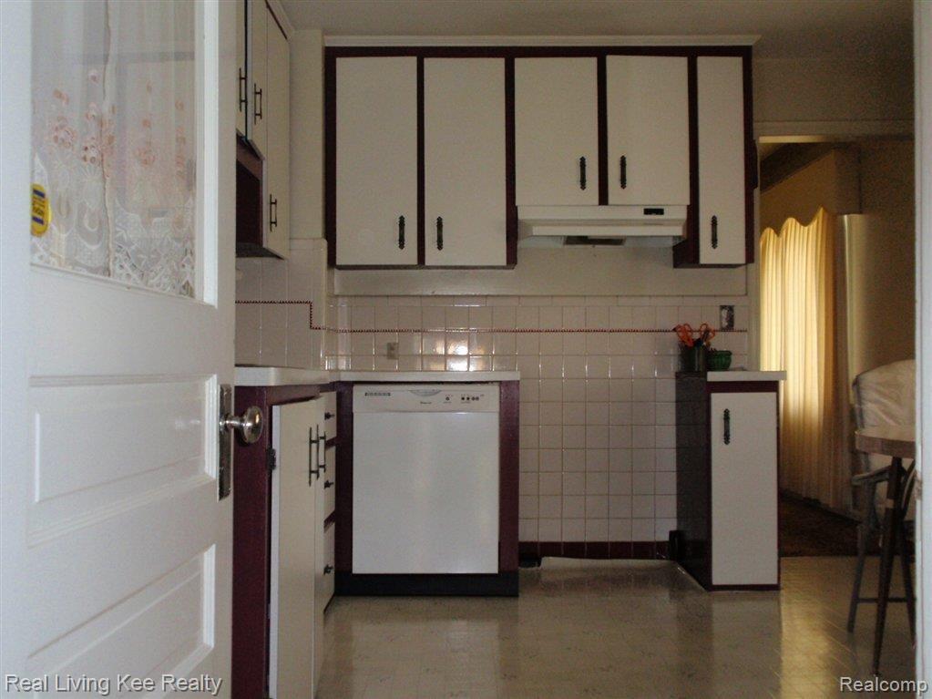 2585 Oakcrest Road Sterling Heights, MI 48310 - Photo 12 of 25 PA090337.JPG