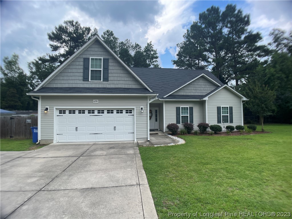 a view of a house with backyard and garden