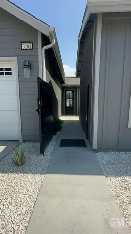 a view of entryway front of house