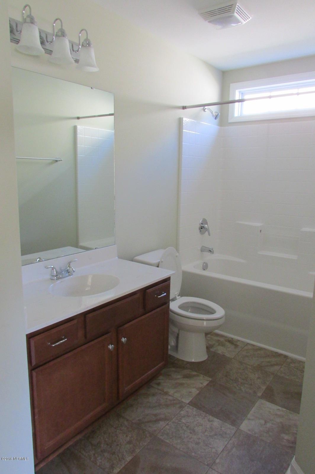 302 Station House Road New Bern, NC 28562 - Photo 7 of 15 Guest Bath