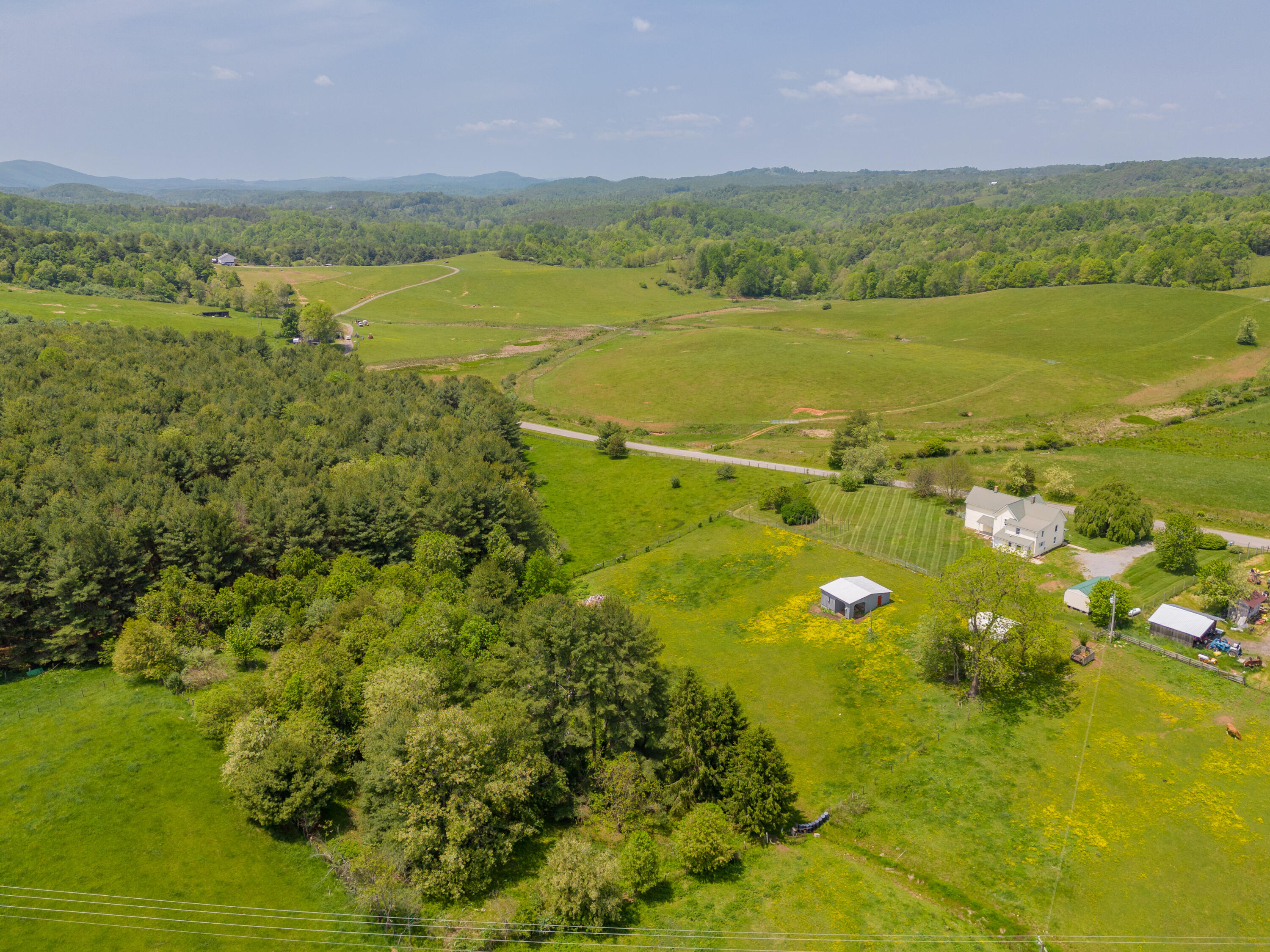 1463 Moore Road Northeast Floyd, VA 24091 - Photo 4 of 90 a view of an ocean and a mountain