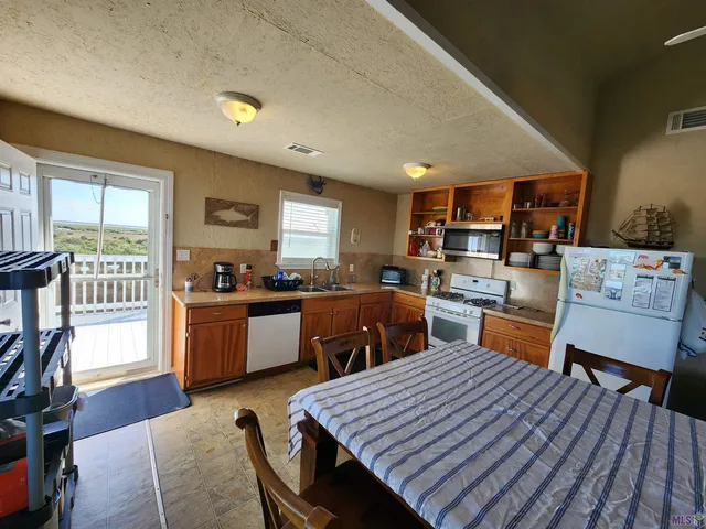 $325,000 | 626 Highway 1, Grand Isle, LA 70358