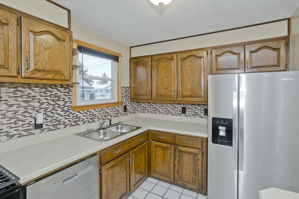 68 Hamilton Street Springfield, MA 01119 - Photo 6 of 35